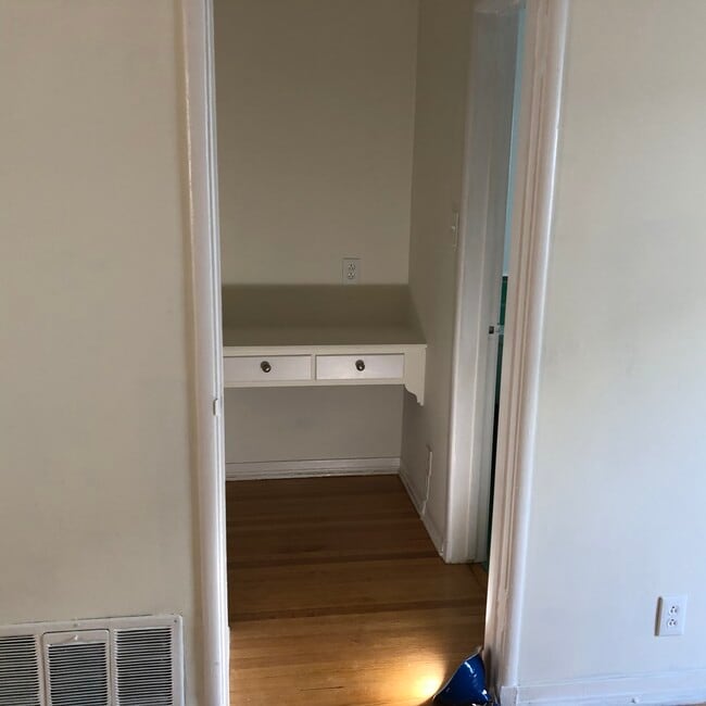 Closet'Small desk - 811 4th St