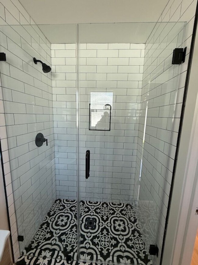 Building Photo - CHARMING REMODELED 3 BEDROOM / 2 BATH HOME