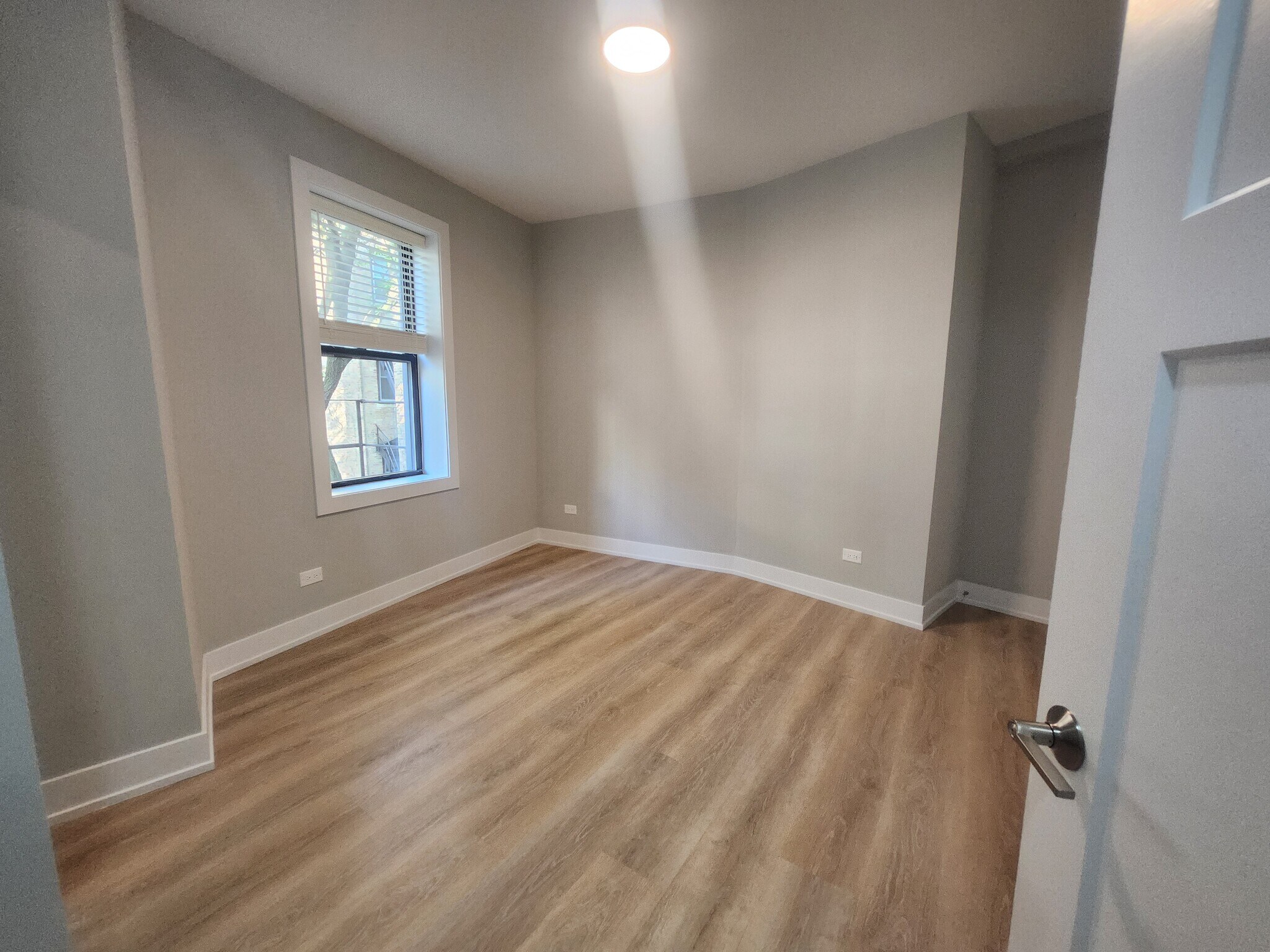 Building Photo - 440 W Belden Ave