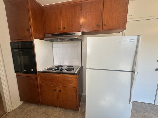 Building Photo - Three Bedroom Two Bathroom Home with Yard