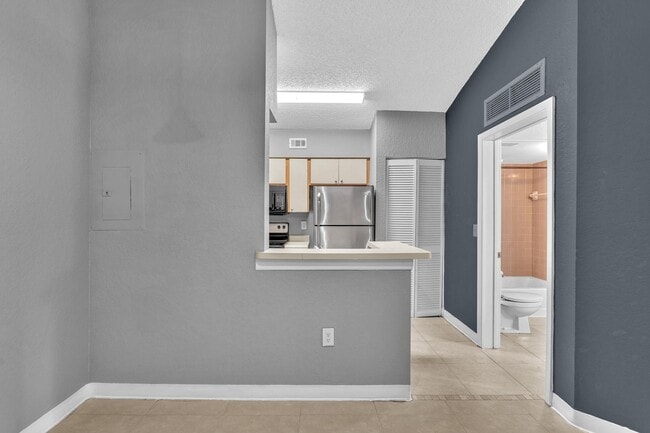 Building Photo - 2850 N Oakland Forest Dr