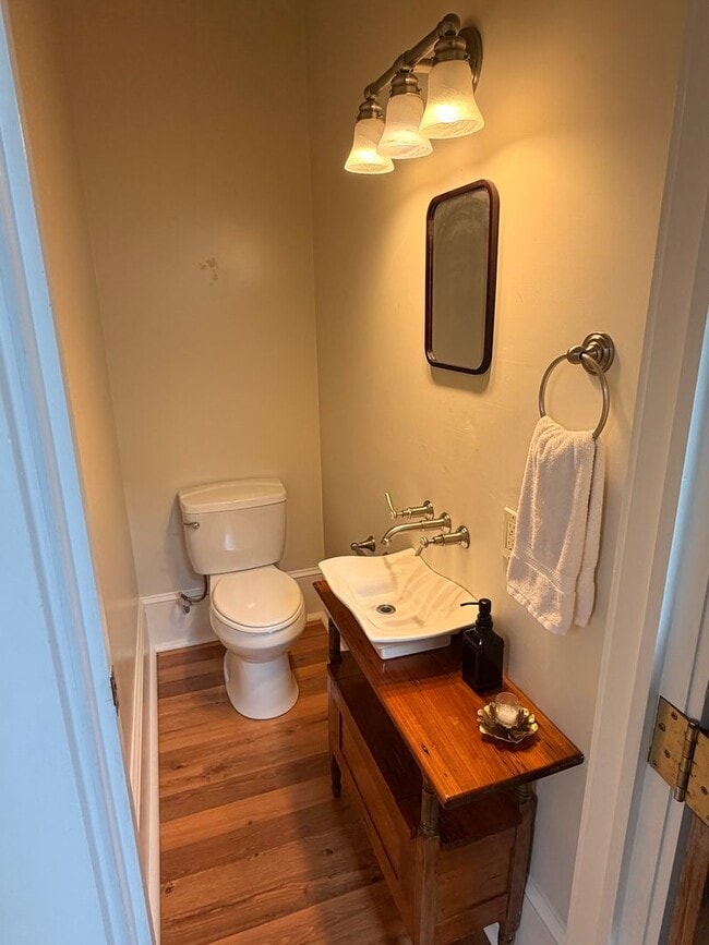 Building Photo - Gorgeous 1BD/1.5BA Uptown