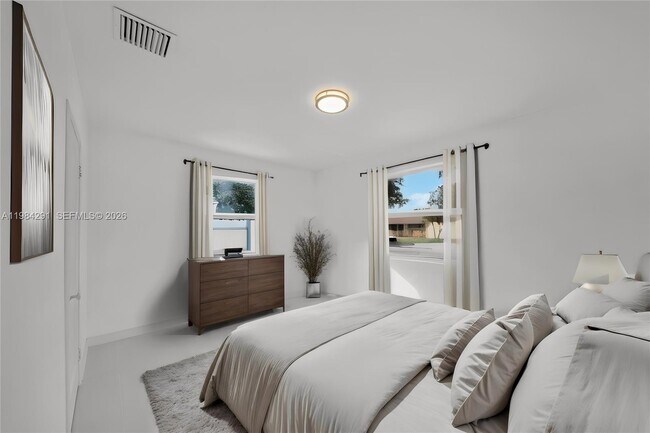 Building Photo - 27 Suffolk Ave