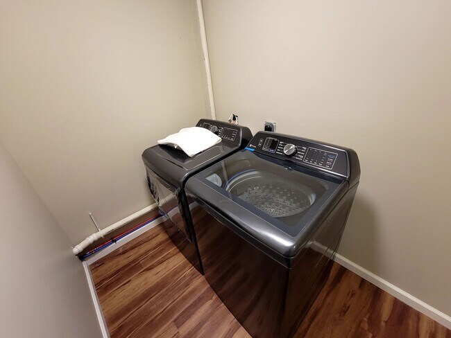 Building Photo - Fully Renovated 3 Bed Home in Southwest Champaign