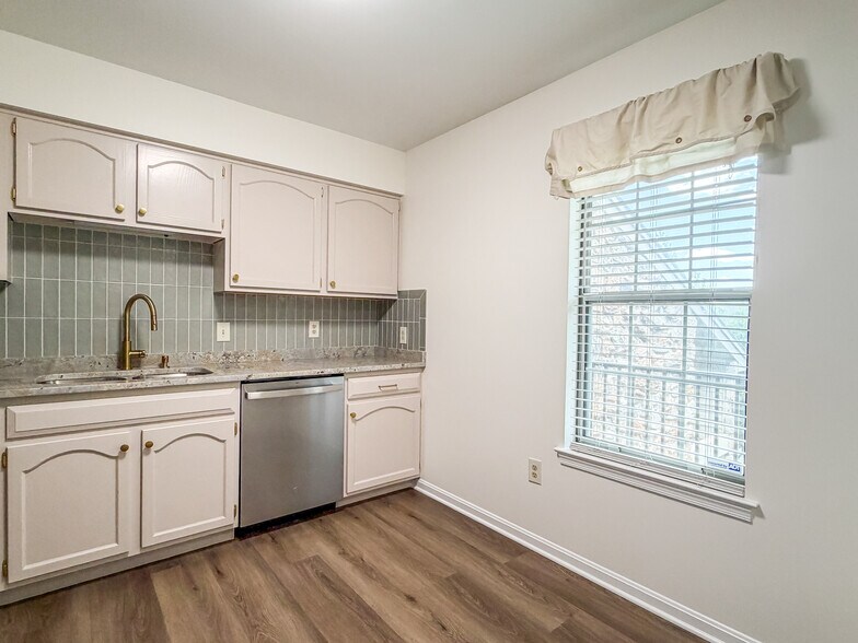 Building Photo - 208 Greenview Dr