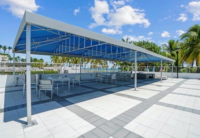 Building Photo - 5001 Collins Ave