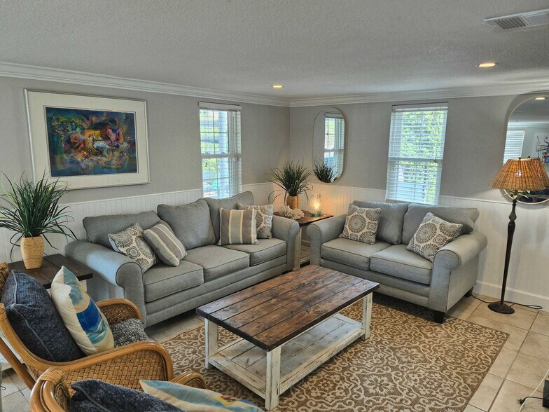 Building Photo - 100 7th St S