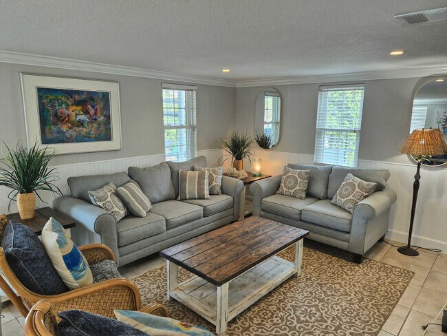 Building Photo - 100 7th St S