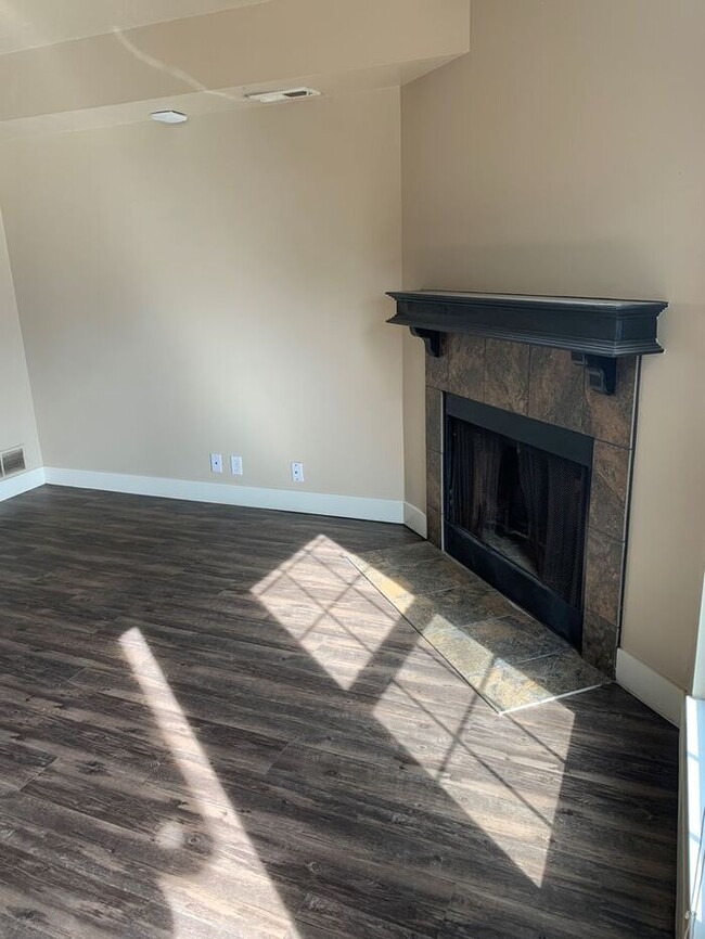 Building Photo - Spacious 2 Bed 1.5 Bath Townhome in Murray...