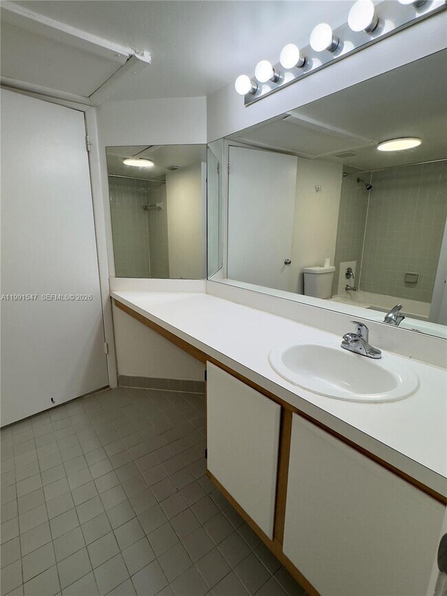 Building Photo - 2861 N Oakland Forest Dr