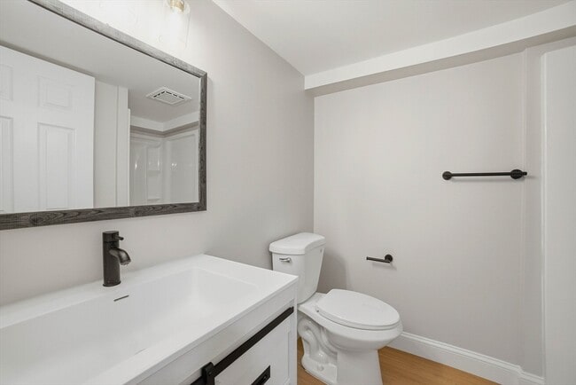 Building Photo - 44 Topsfield Cir