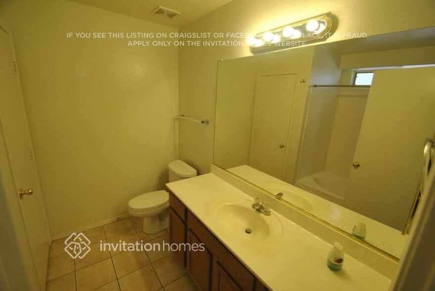 Building Photo - 12809 W Roanoke Ave