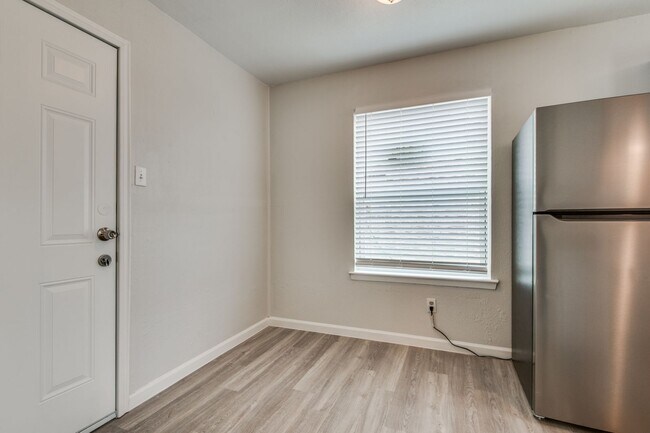 Building Photo - Beautifully Updated, Modern Finishes!