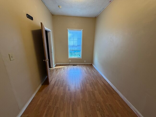 Building Photo - 1606 N Elm St