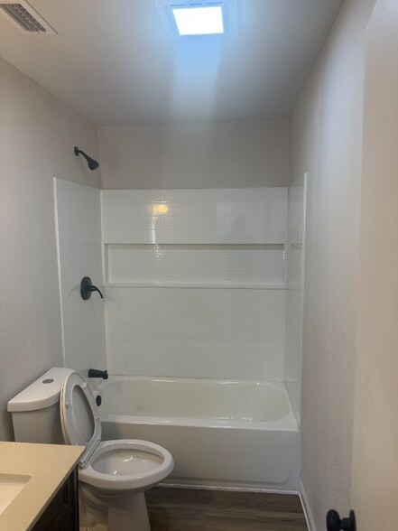 Building Photo - 910 Moran St