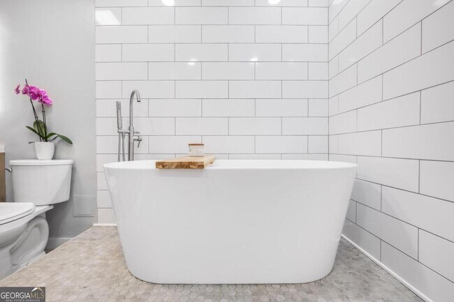 Building Photo - 174 Chester Ave SE