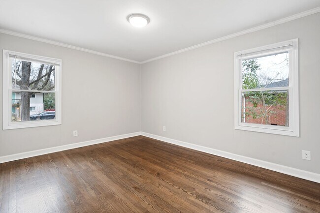 Building Photo - Renovated 2 bed/1 bath duplex minutes from downtown!