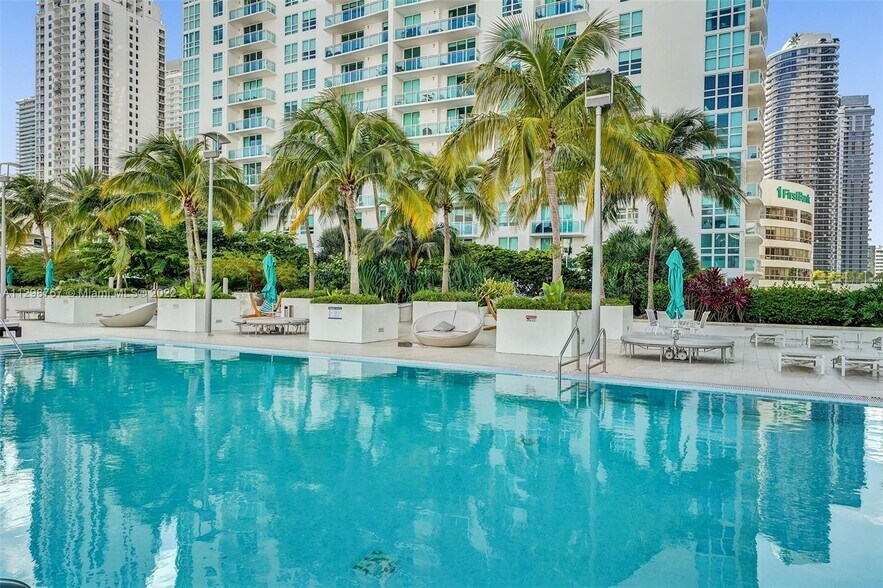 Building Photo - 950 Brickell Bay Dr
