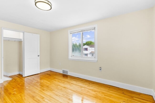 Building Photo - 84 Gladeside Ave