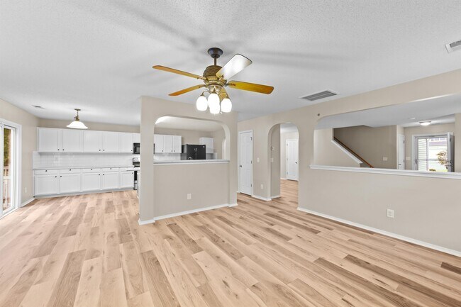Building Photo - 5 Thorton Ct