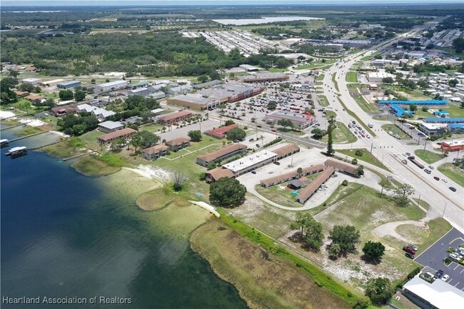 Building Photo - 1001 Lakeview Dr