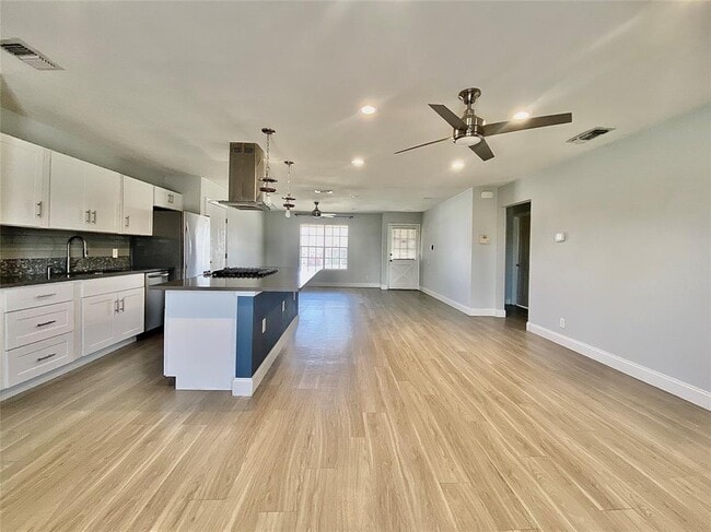 Building Photo - 8602 Colonial Dr
