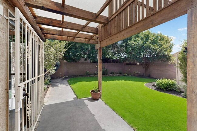 Building Photo - 9824 Lagrima De Oro Rd NE