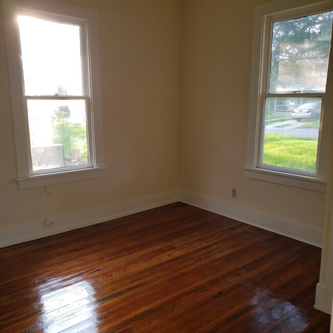 Building Photo - 1017 W 4th St