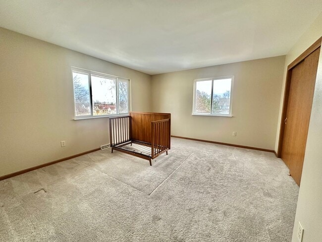 Building Photo - Charming Pewaukee Townhome with Modern Touches and Ample Space