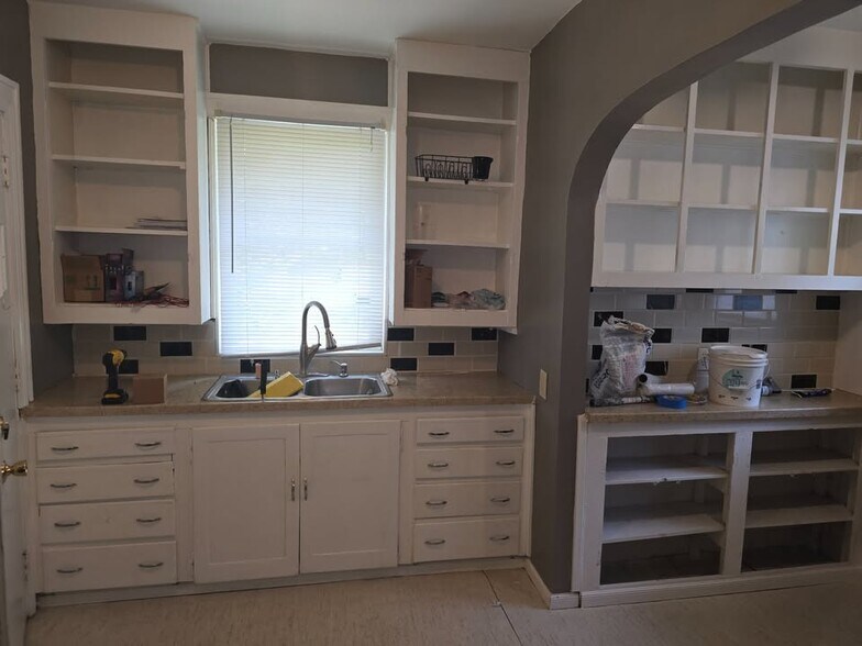 Building Photo - 709 N Drexel Ave