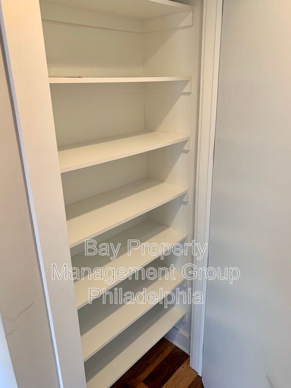 Building Photo - 842 N American St