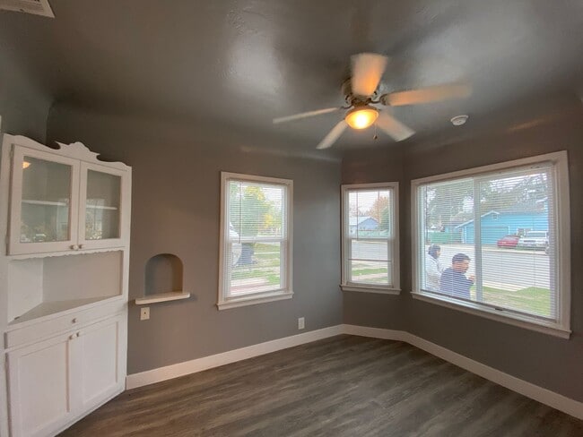 Building Photo - Follow the yellow brick to this Remodeled 2 BD 1 BA House in NE Bakersfield