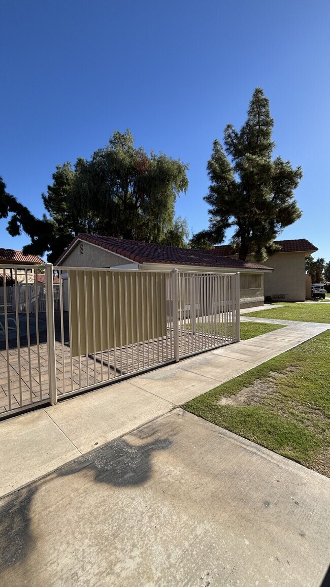 Building Photo - 2 Bedrooms Townhome Availble For Rent in Indio