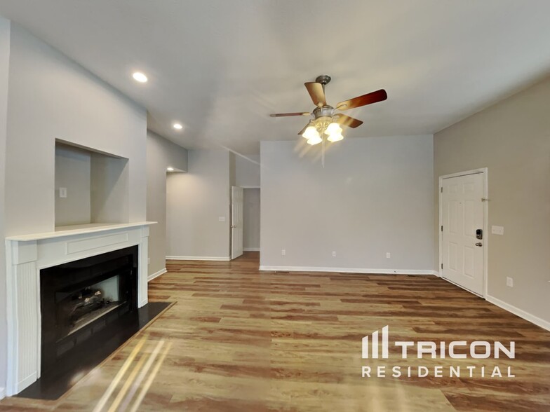 Building Photo - 1765 University Dr