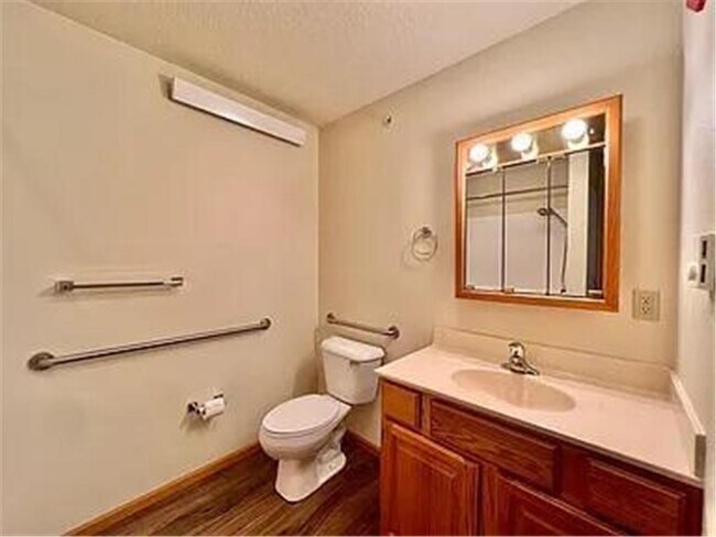 Building Photo - 901 Dominion Dr