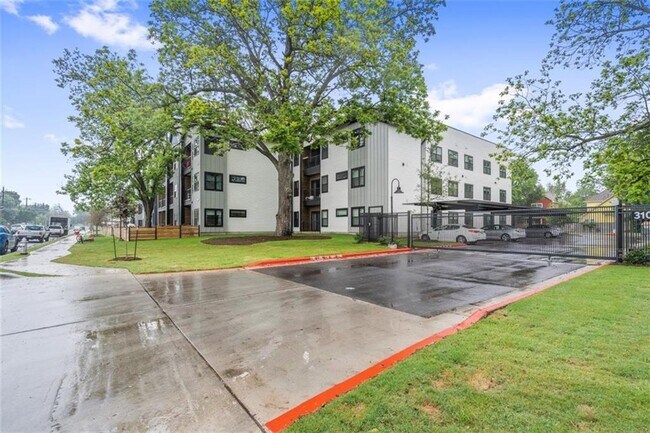 Building Photo - 3101 Govalle Ave