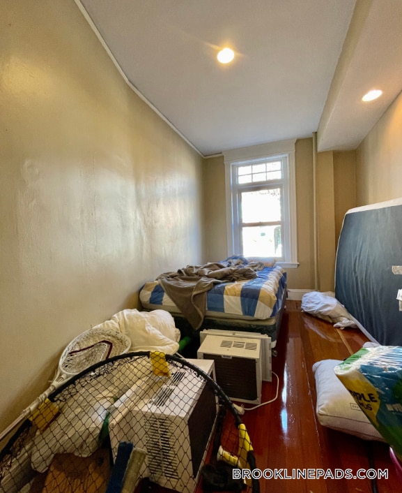 Building Photo - 10 Strathmore Rd