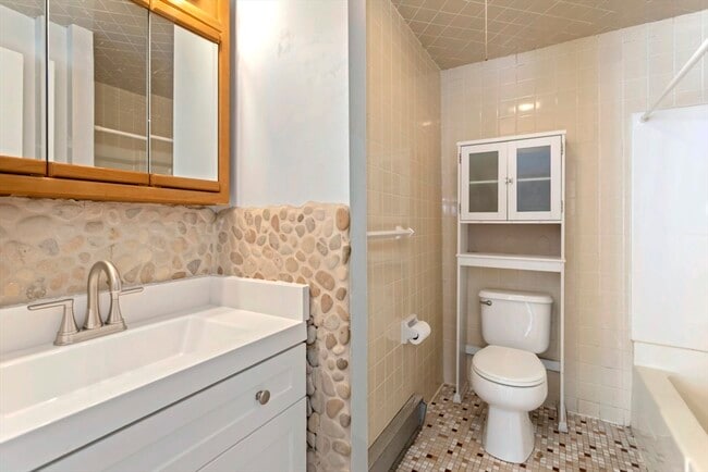 Building Photo - 222 Winthrop Shore Dr