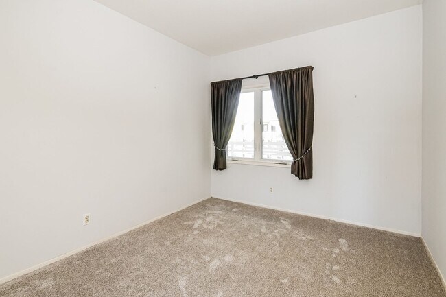 Building Photo - PENTHOUSE-STYLE UNIT IN SIGNAL HILL  w/180 degree Views 3Br/2Ba $3750mo