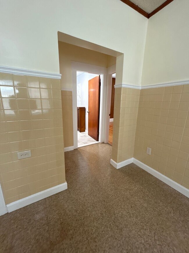 Building Photo - 72-74 Maple St