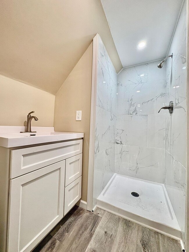 Building Photo - Updated South Bend Gem!