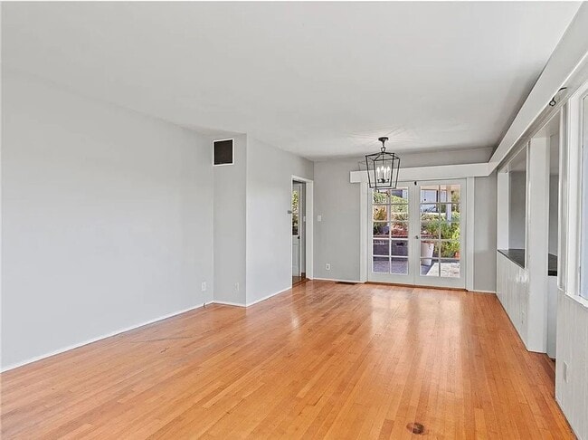 Building Photo - Gorgeous 3 bd 2 ba + Den Single Family hom...