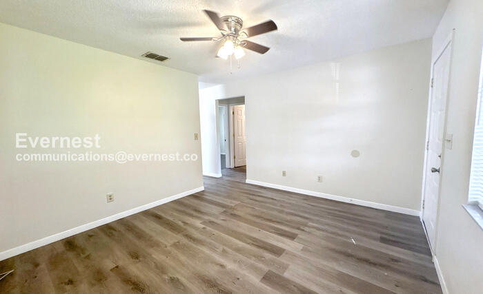 Building Photo - 2901 Bay View Dr