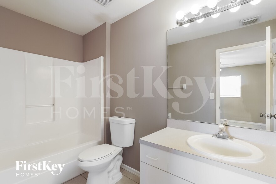 Building Photo - 2715 SW 1st Pl