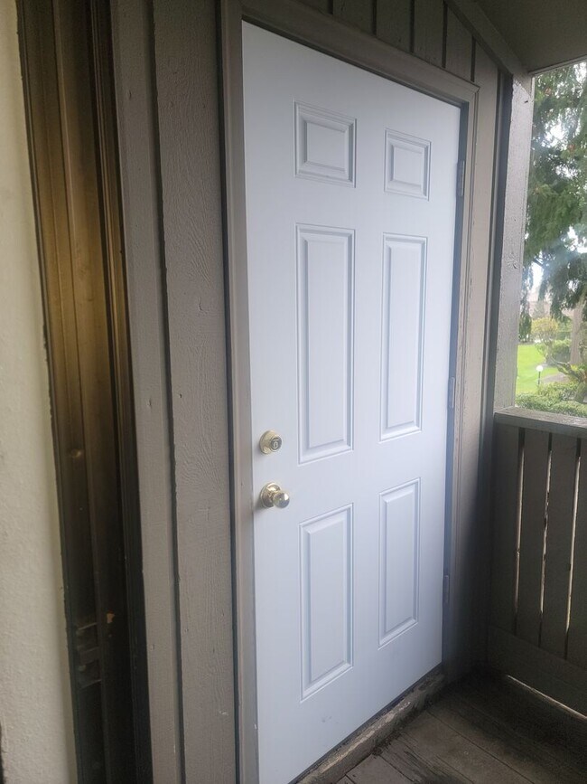 Building Photo - MOVE IN SPECIAL $500 OFF MOVE IN COSTS 2 Bedroom, North Tacoma, $1395 + $100 w/s/g = $1495.00, up...