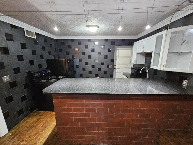 Building Photo - 215 Wendwood Dr
