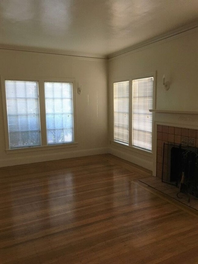 Building Photo - Spacious Once Bedroom, Newly Remodeled, Ne...