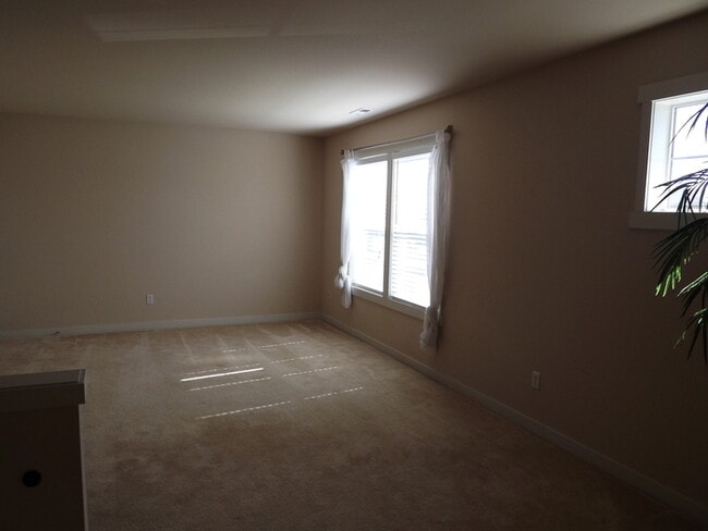 Building Photo - Beautiful 3 bedroom 2 1/2 bath 2 Story Home in Puyallup!