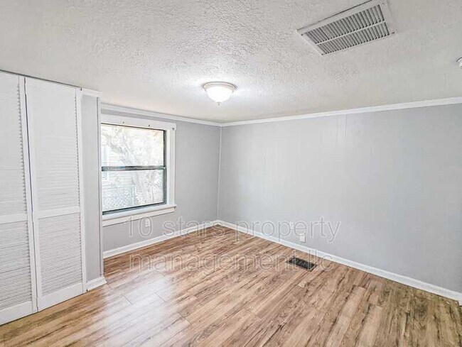 Building Photo - 2705 4th St S