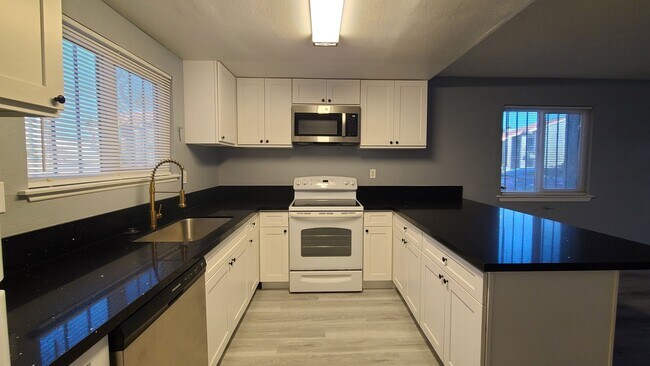 Building Photo - 2 Bedroom 2 Bathroom Downstairs condo